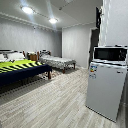 Ахметова 4 Appartement Krasnoye Pole Buitenkant foto